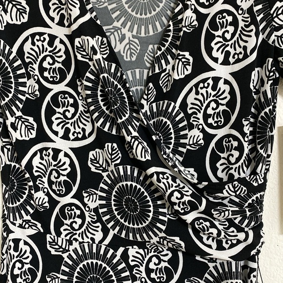 $129 NEW! DONNA MORGAN Faux Wrap Dress in black and White Size 6 - Picture 4 of 6